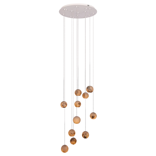 Noor hanglamp met alabaster bollen en witte plafondplaat in hoge entree