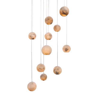 Noor hanglamp met alabaster bollen en witte plafondplaat in hoge entree