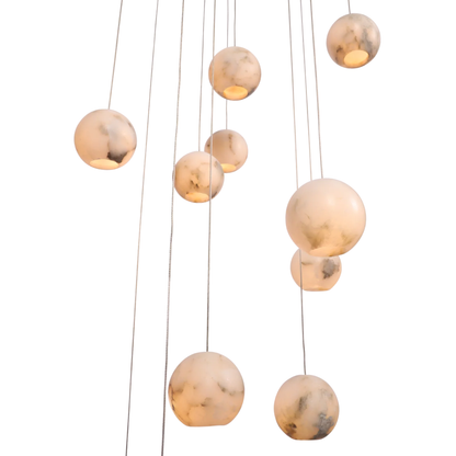 Noor hanglamp met alabaster bollen en witte plafondplaat in hoge entree