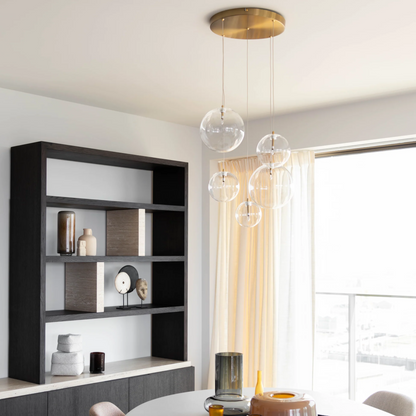 Novi 5 hanglamp met goudbronzen plafondplaat en vijf glazen bollen.