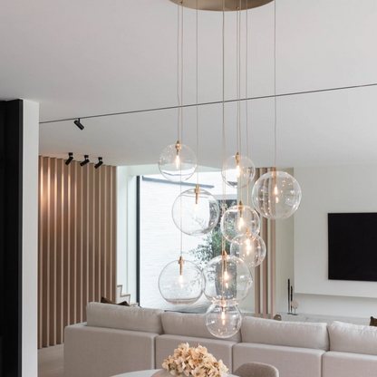 Novi 9 hanglamp met glazen bollen, antiek bronzen plafondplaat en G4 fitting.