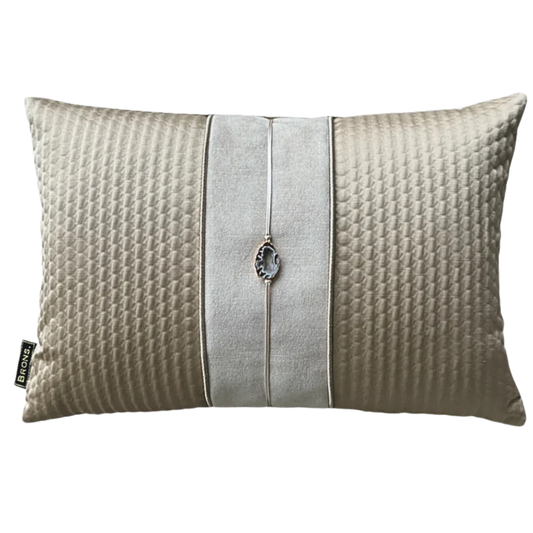 Rosa Lavinn Stone sierkussen Brons Interieur 45x30 cm op bank