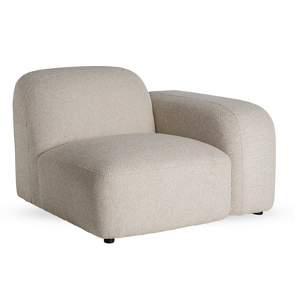Hoekmodule van de Sora modulaire bank in crèmekleurige bekleding met houten onderstel – Japandi stijl, modulaire design van Maison Collection.
