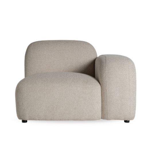 Hoekmodule van de Sora modulaire bank in crèmekleurige bekleding met houten onderstel – Japandi stijl, modulaire design van Maison Collection.