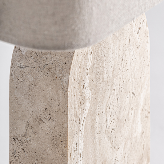 afellamp Niya (68x40,5x26 cm) van Maison Collection in ivory travertin, off-white linnen lampenkap en goudkleurig ijzer – luxe verlichting voor contemporary, modern en cosmopolitan interieurs.