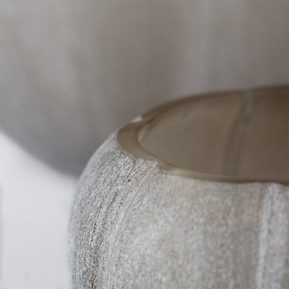 Guaxs Lalibela vaas in beige glas close-up met subtiele organische vorm.