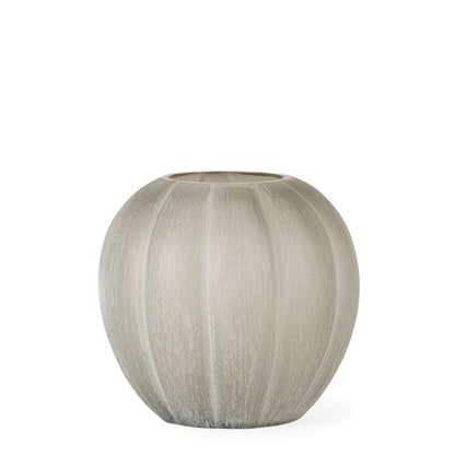 Beige glazen Guaxs Lalibela vaas van 20 cm hoog met organische vorm en brede opening.