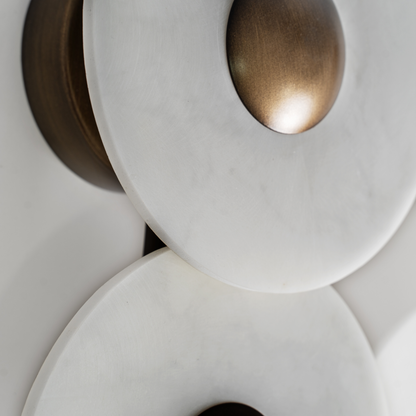 Wandlamp Elise | wit resin, bronskleurig staal en wit vezelcement | 56 x 12 x 54 cm