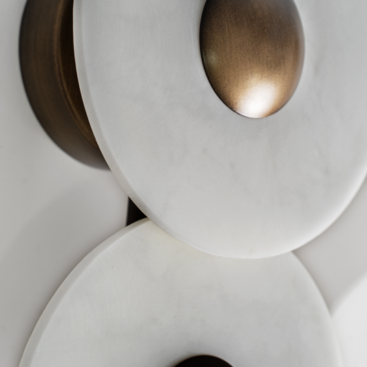 Wandlamp Elise | wit resin, bronskleurig staal en wit vezelcement | 56 x 12 x 54 cm